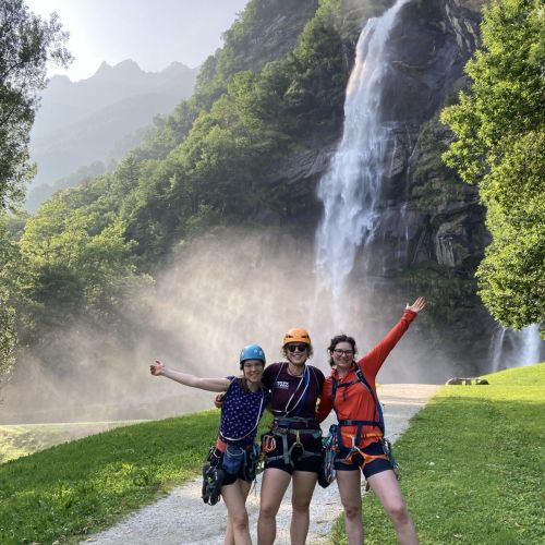 Pfingstausfahrt25_PosierenMitWasserfall